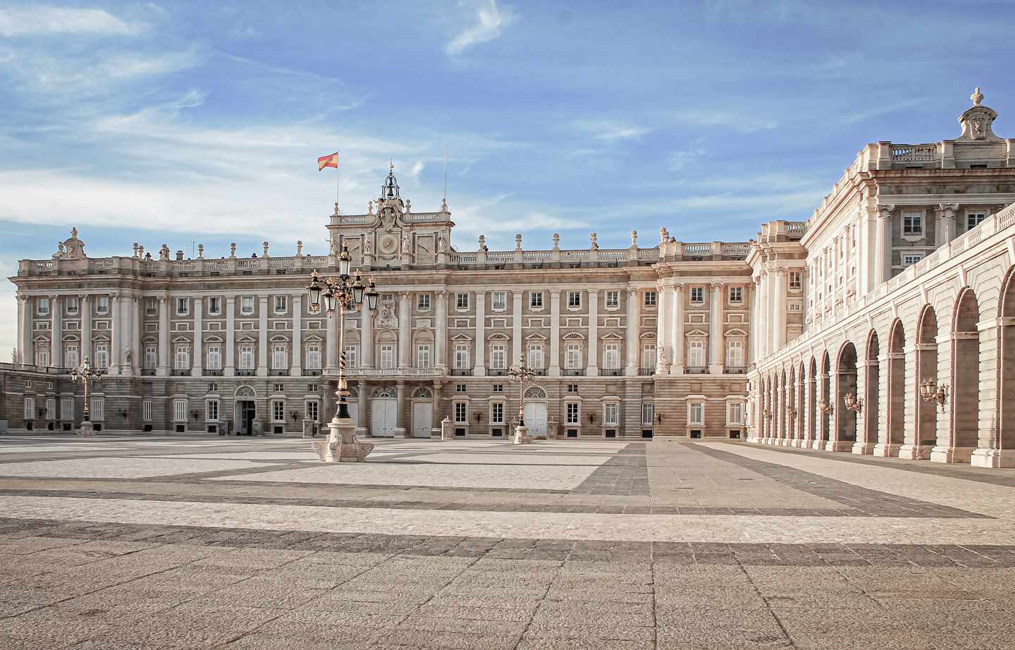 spanien-madrid-koenigliche-residenz-g-1267617632_bearbeitet.jpg