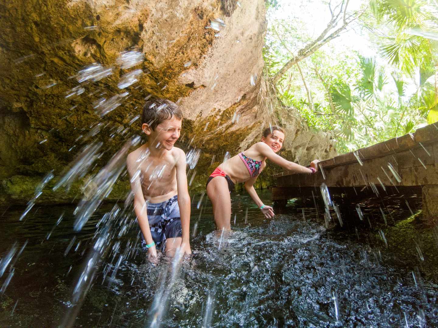 mexiko-mit-kindern-wasserspass-in-einer-cenote-g-1325467108.jpg
