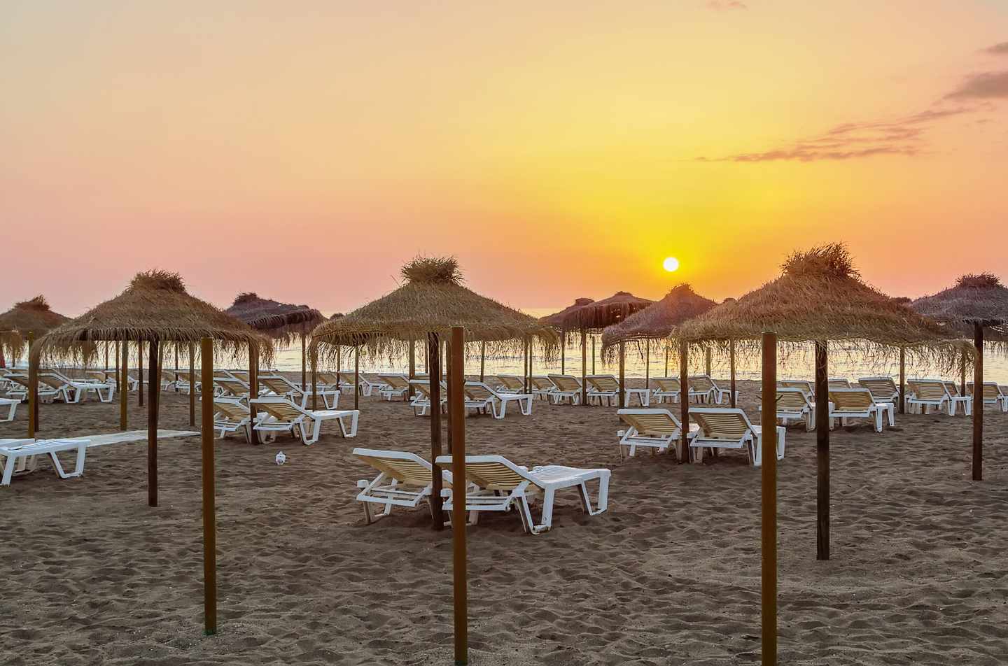 spanien-andalusien-costa-del-sol-torremolinos-strand-klein-g-528533215.jpg