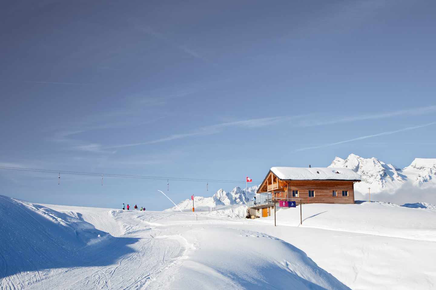 schweiz-verschneite-skihuette-in-graubuenden-g-172320546.jpg