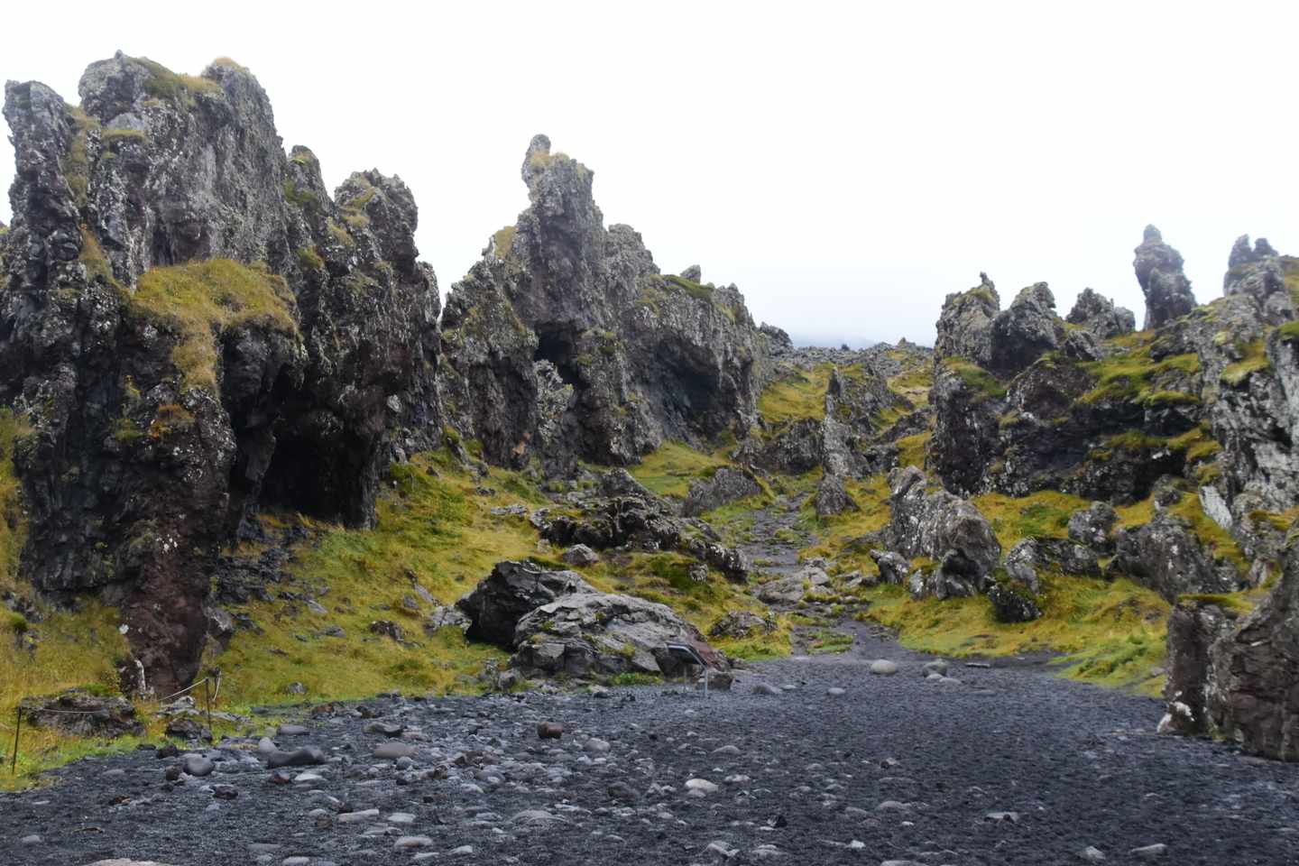 blt6cd069825b9a72ed-island-djupalonssandur-felsen-i-lena-herrmann.JPG Blick auf eine Felsformation am Djupalonssandur in Island