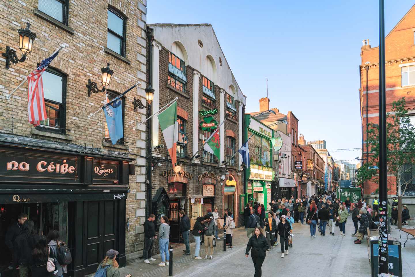 irland-dublin-temple-bar-bei-sonnenuntergang-g-2216254492.jpg