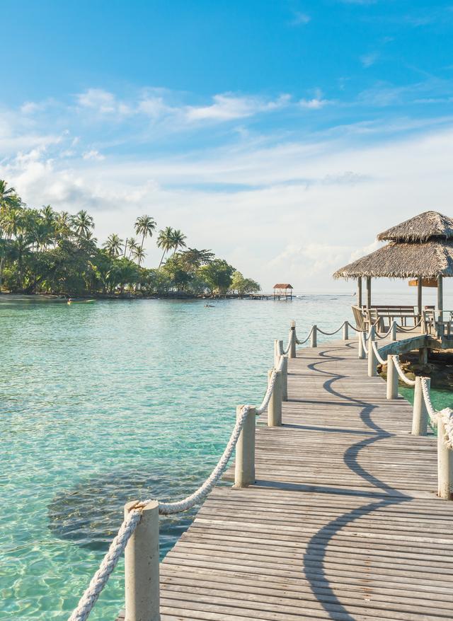 Beste Reisezeit für Phuket thailand-phuket-holzsteg-pier-t-512816484.jpg