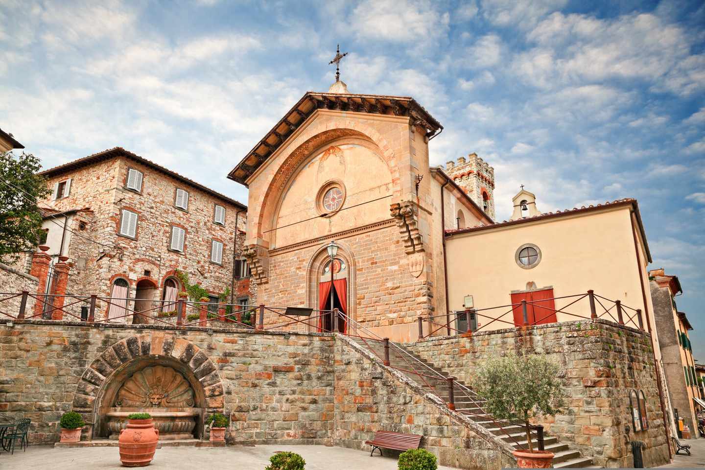 italien-toskana-weingueter-radda-in-chianti-siena-toskana-italien-die-alte-kirche-und-brunnen-g-1128101275.jpg