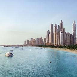 Dubai-Strand-und-Skyline-Dubai-Marina-g-629795564.jpg