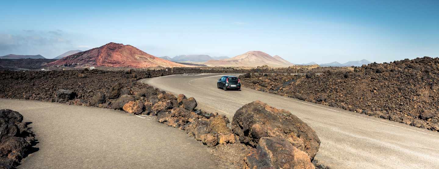 spanien-kanaren-lanzarote-vulkanlandschaft-strasse-g-477062444.jpg
