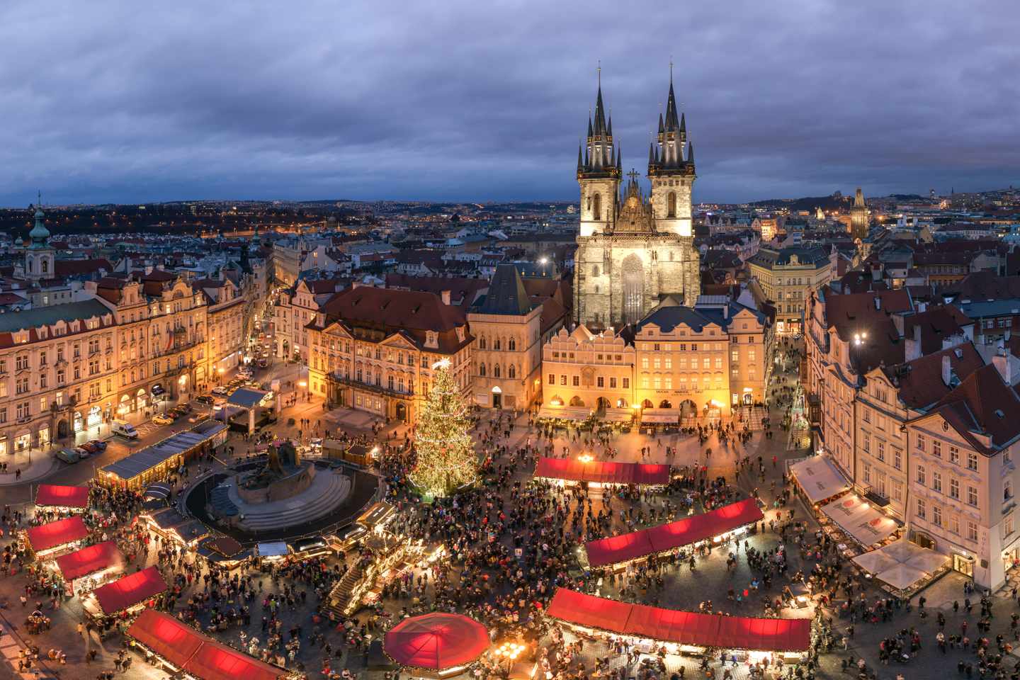 Beleuchteter Weihnachtsmarkt auf dem Altstädter Ring in Prag mit Weihnachtsbaum und Teynkirche