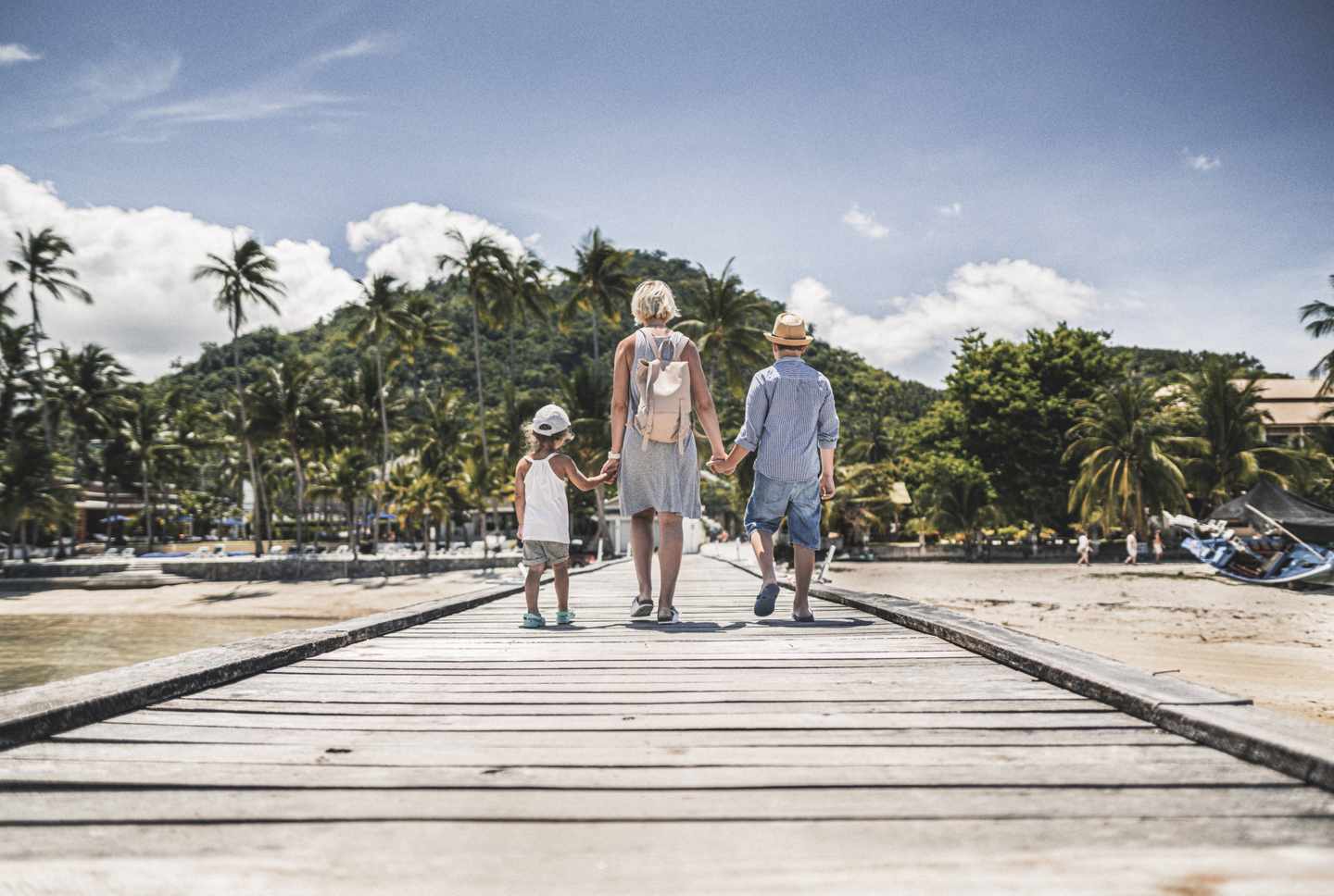 thailand-koh-chang-familie-unterwegs-auf-dem-steg-g-957328648_bearbeitet.jpg