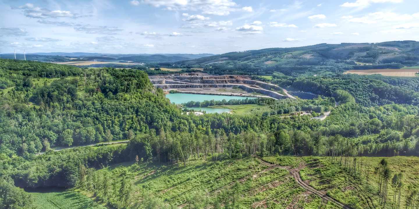 deutschland-sauerland-balve-eisborn-blaue-lagune-luftaufnahme-g-2166148161.jpg