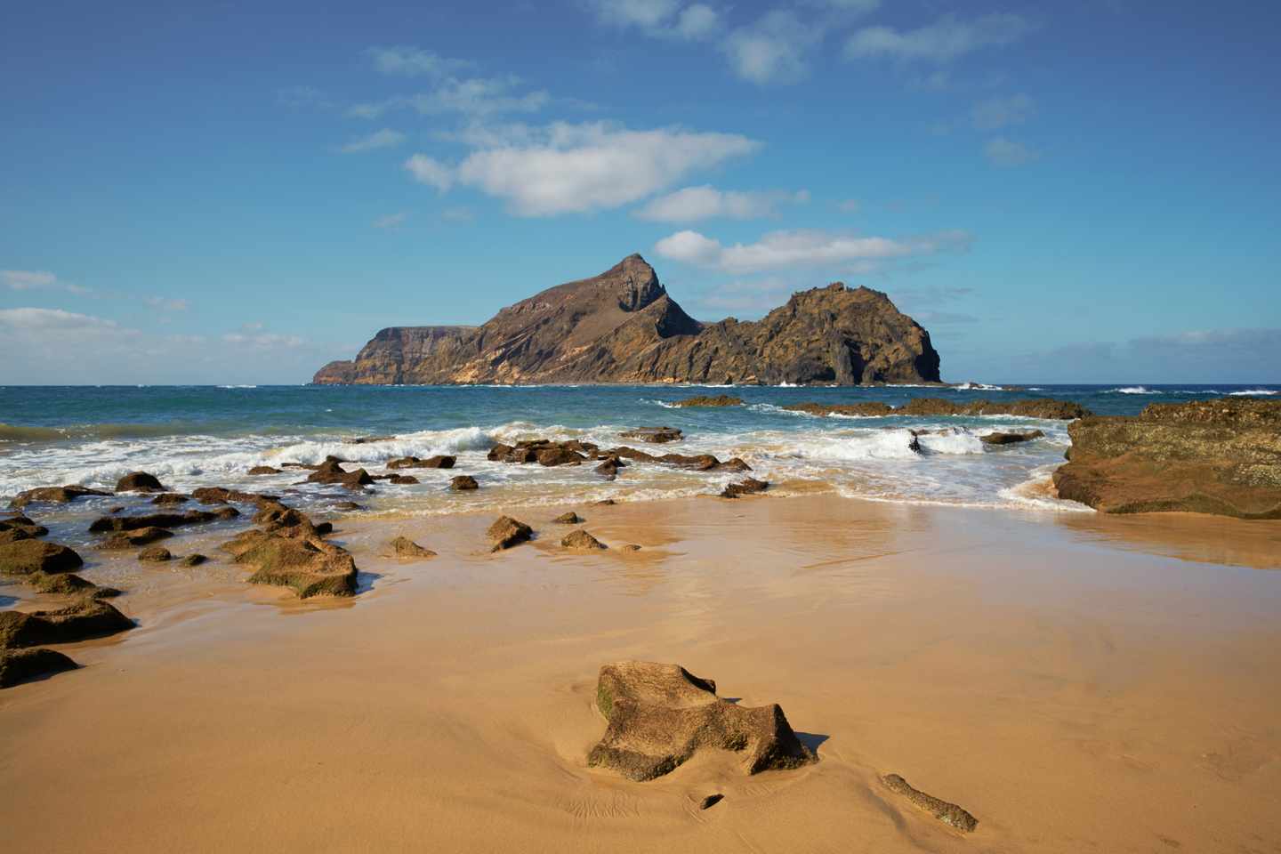 portugal-madeira-porto-santo-ilheu-da-cal-strand-g-622992720.jpg
