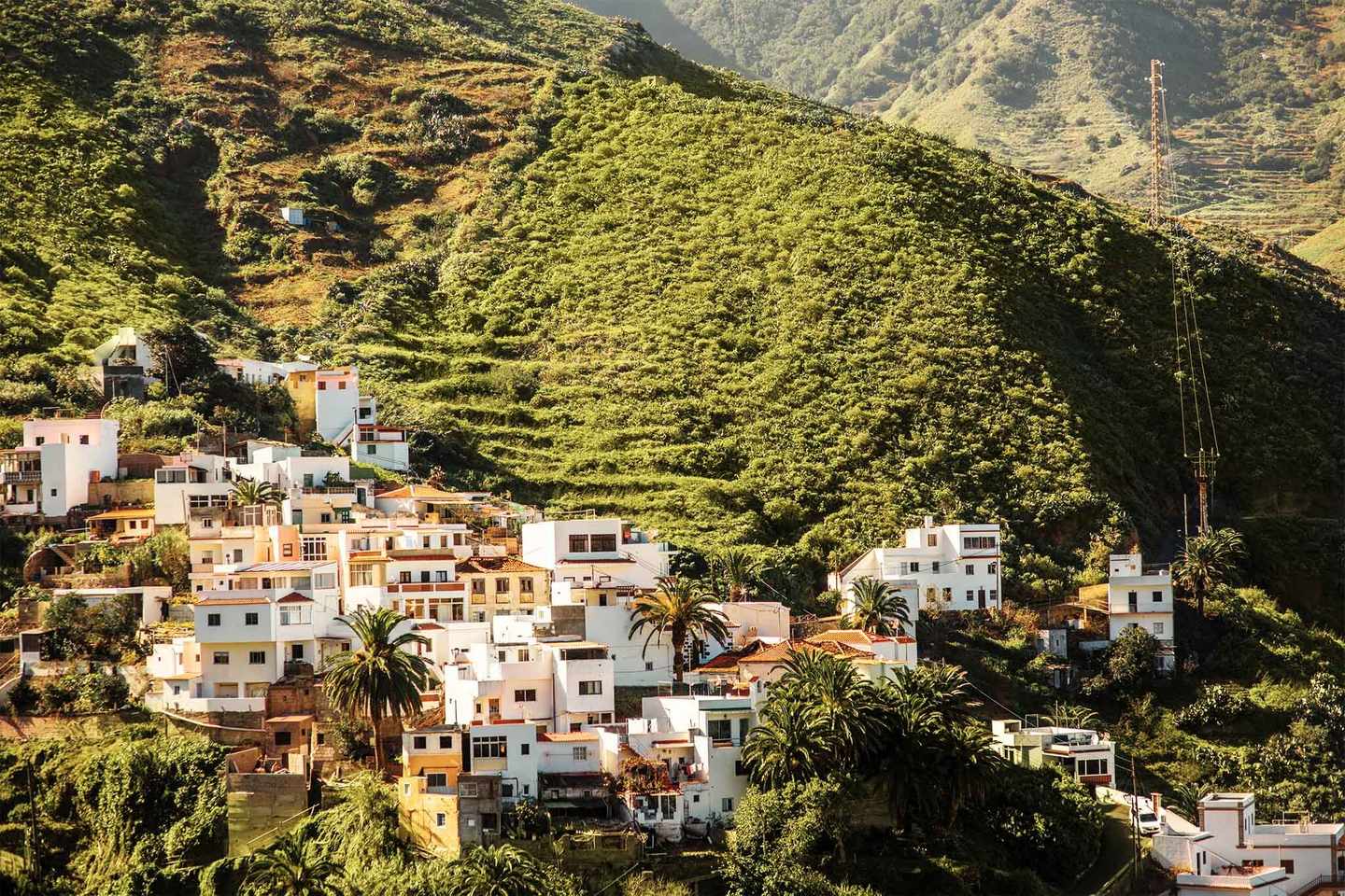 spanien-teneriffa-tagana-dorf-wohnort-mit-vielen-haeusern-g-510410672.jpg
