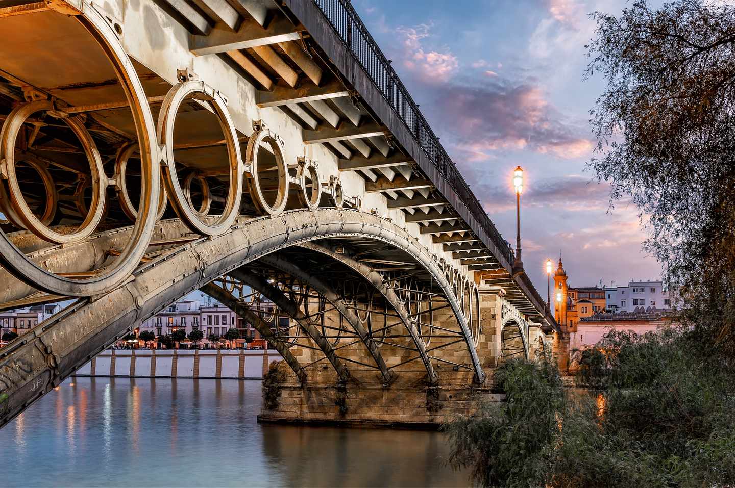 spanien-andalusien-sevilla-schoener-sonneuntergang-in-sevilla-unterhalb-der-bruecke-des-flusses-g-1277868002.jpg