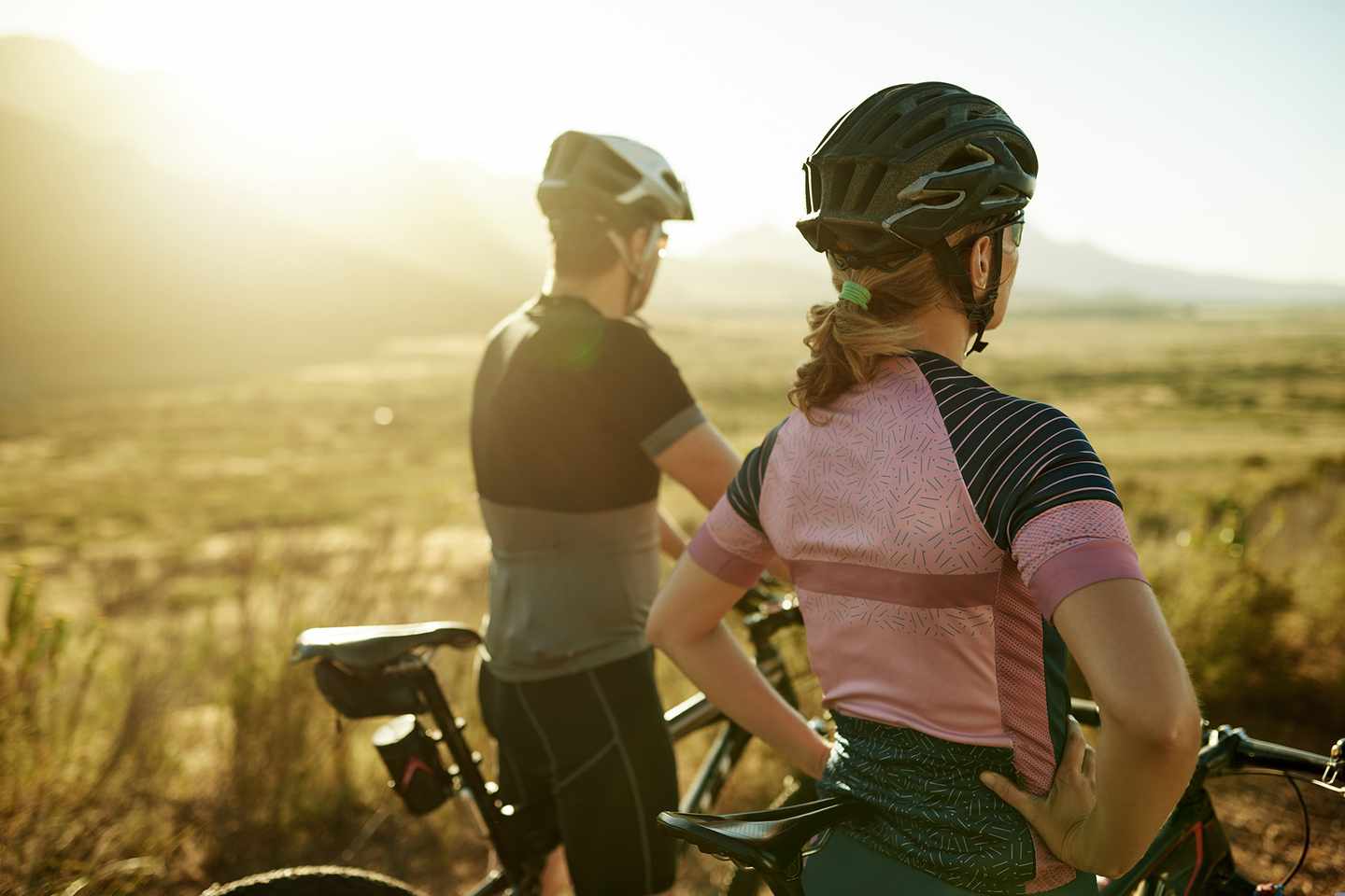 spanien-mallorca-mann-und-frau-fahren-fahrrad-g-1142262443.jpg