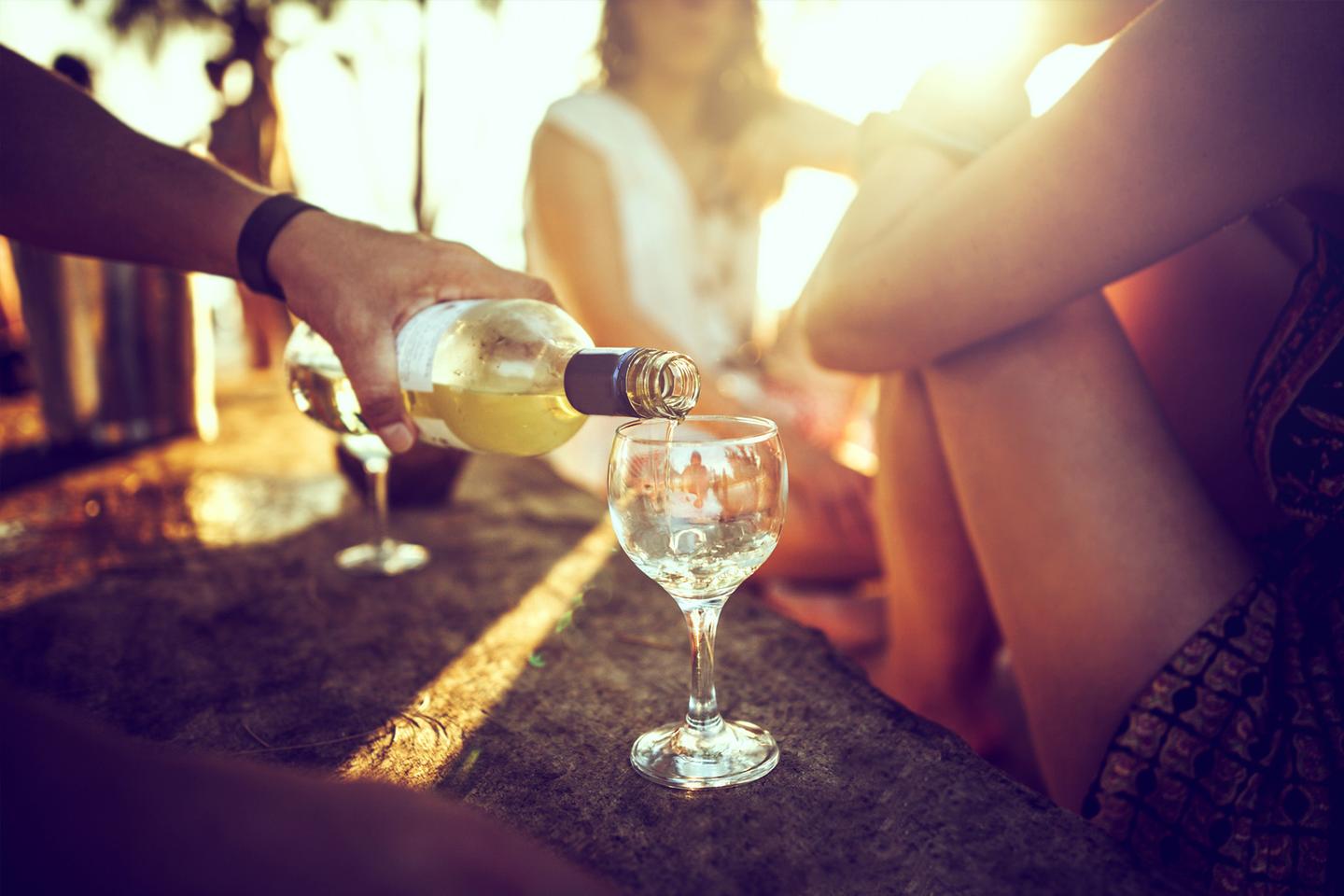 spanien-mallorca-palma-de-mallorca-straende-nahaufnahme-wein-wird-in-weinglas-geschuettet-g-1021562672.jpg