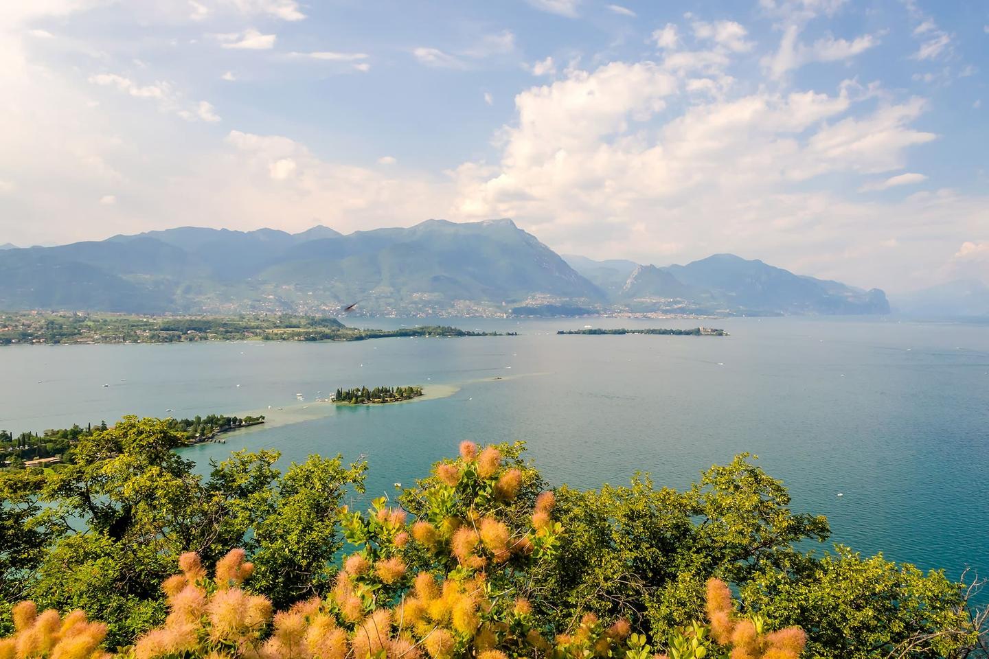 italien-gardasee-blick-vom-manerba-rock-g-499246079.jpg