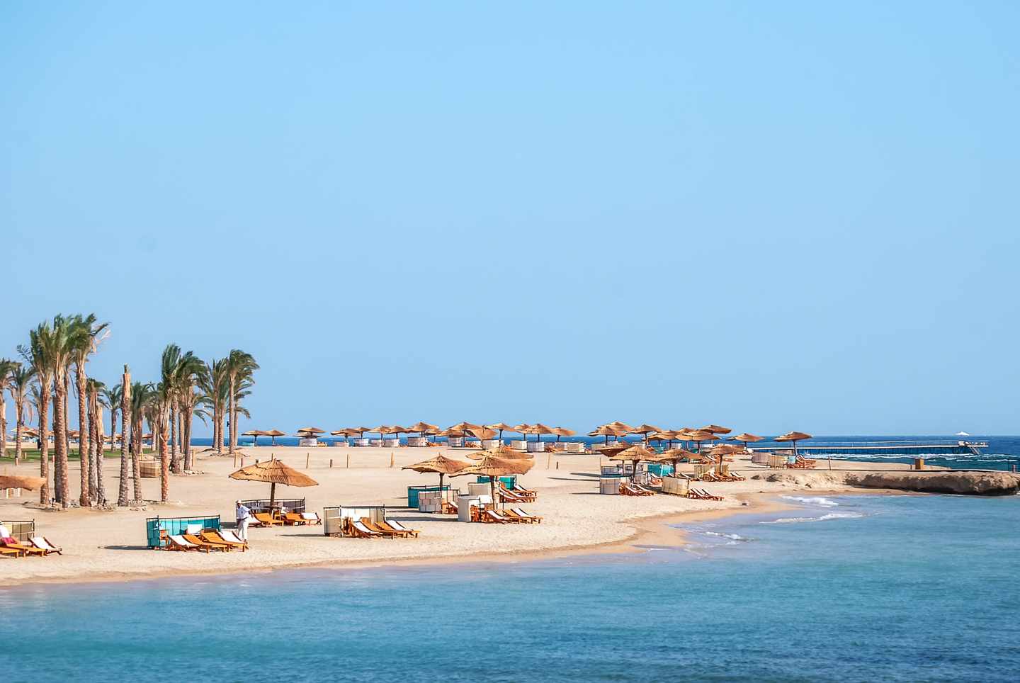 Blick auf den Strand und das Rote Meer im Ferienort Port Ghalib in Ägypten