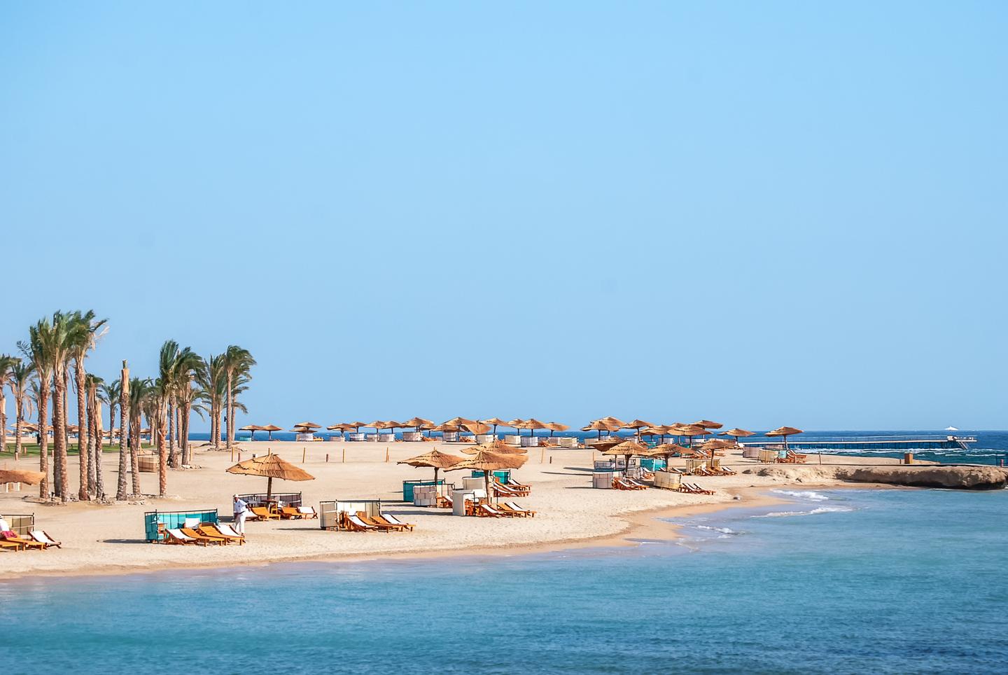 Blick auf den Strand und das Rote Meer im Ferienort Port Ghalib in Ägypten