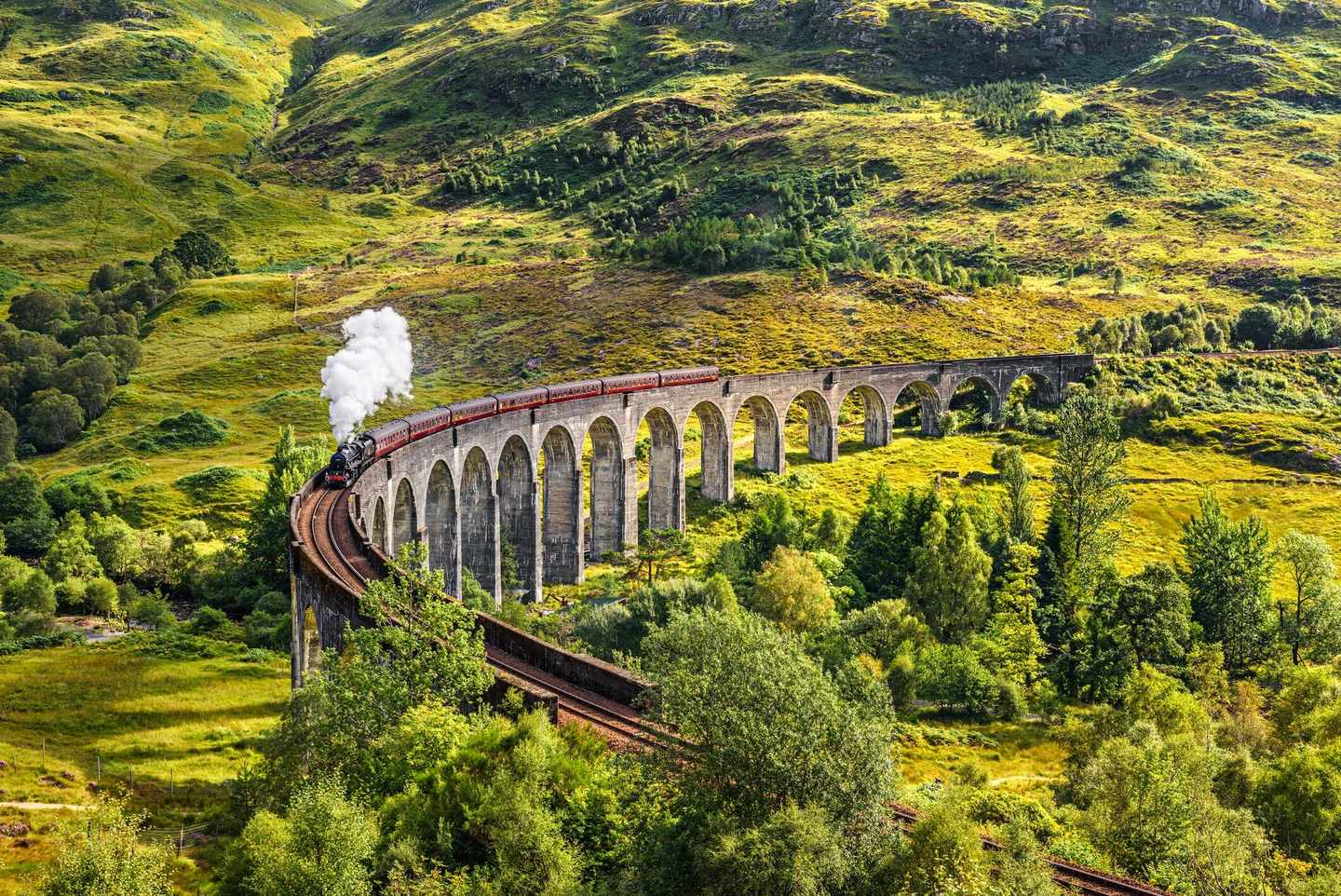 grossbritannien-schottland-glenfinnan-viadukt-t-503269206.jpg