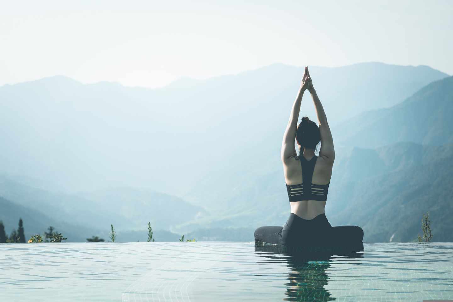 china-frau-macht-yoga-klein-g-1064220488.jpg