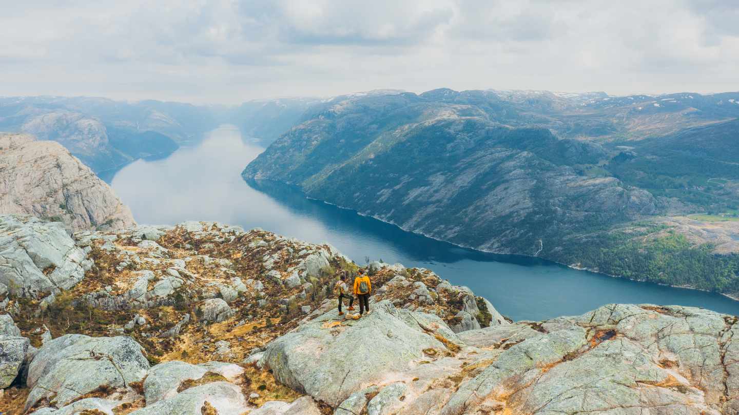 norwegen-blick-auf-lysefjord-vom-berg-g-1932639211.jpg