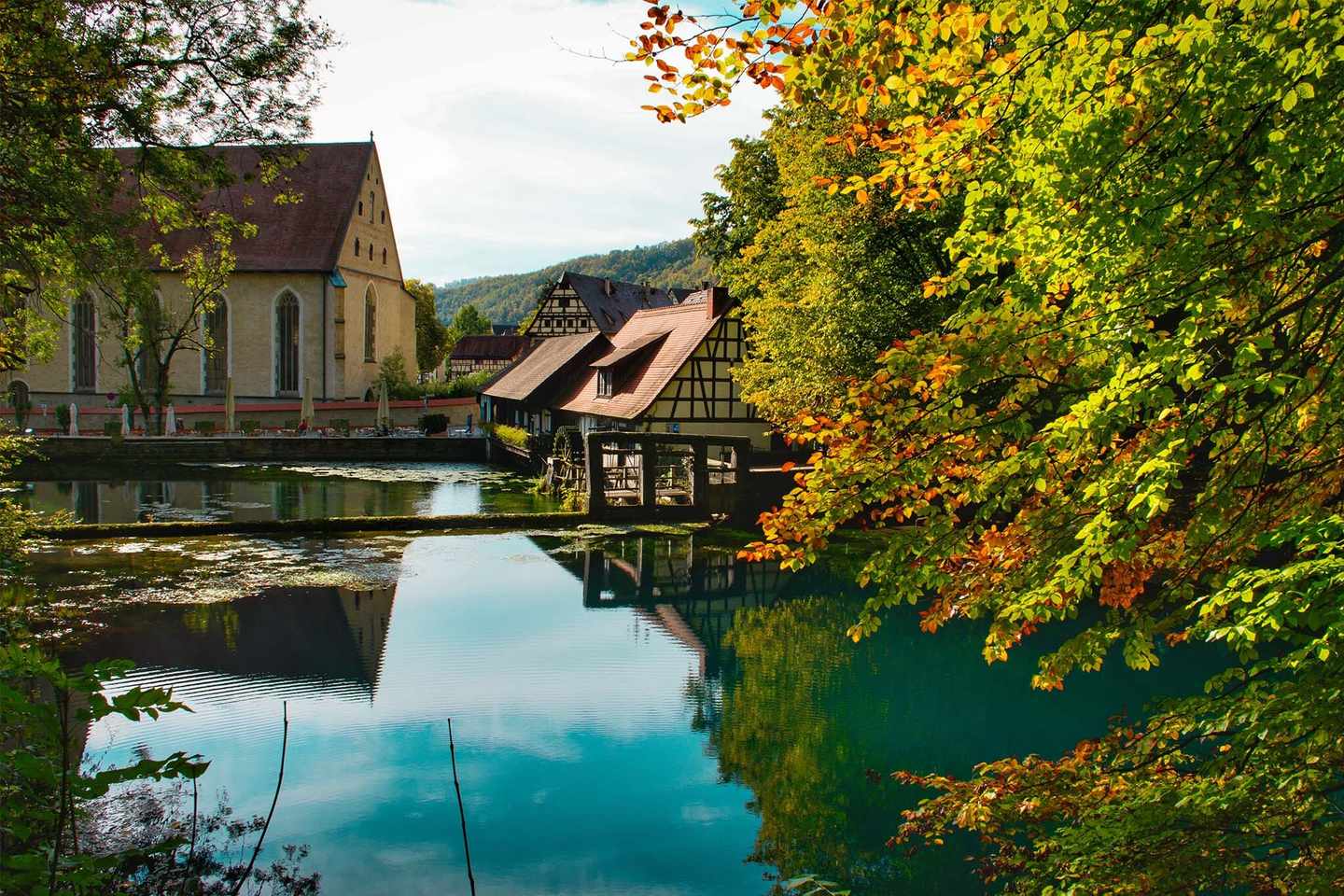 deutschland-ulm-blautopf-blick-auf-restaurant-am-wasser-g-1280216966.jpg
