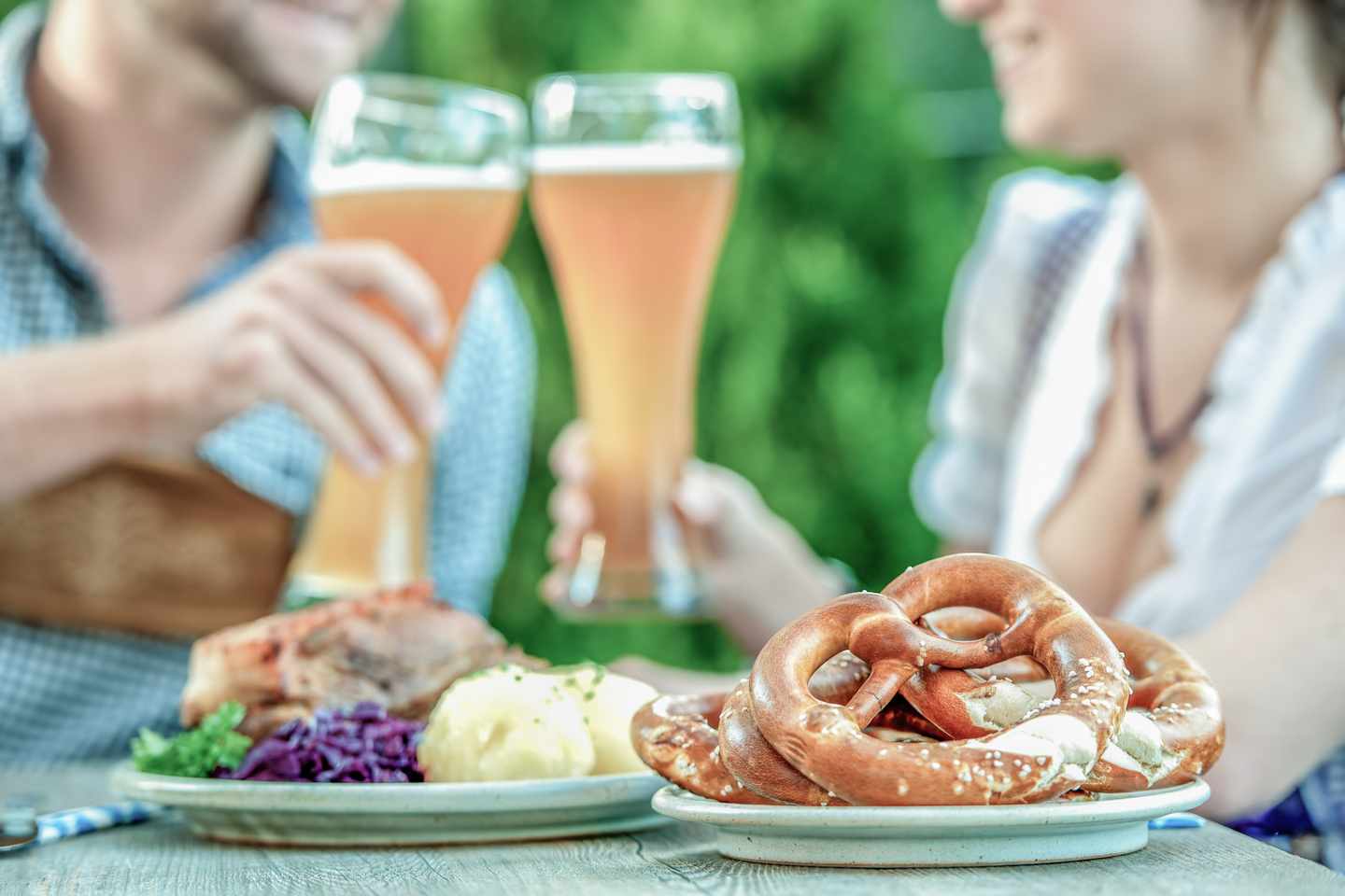 deutschland-bayern-paar-brotzeit-g-510266999B.jpg