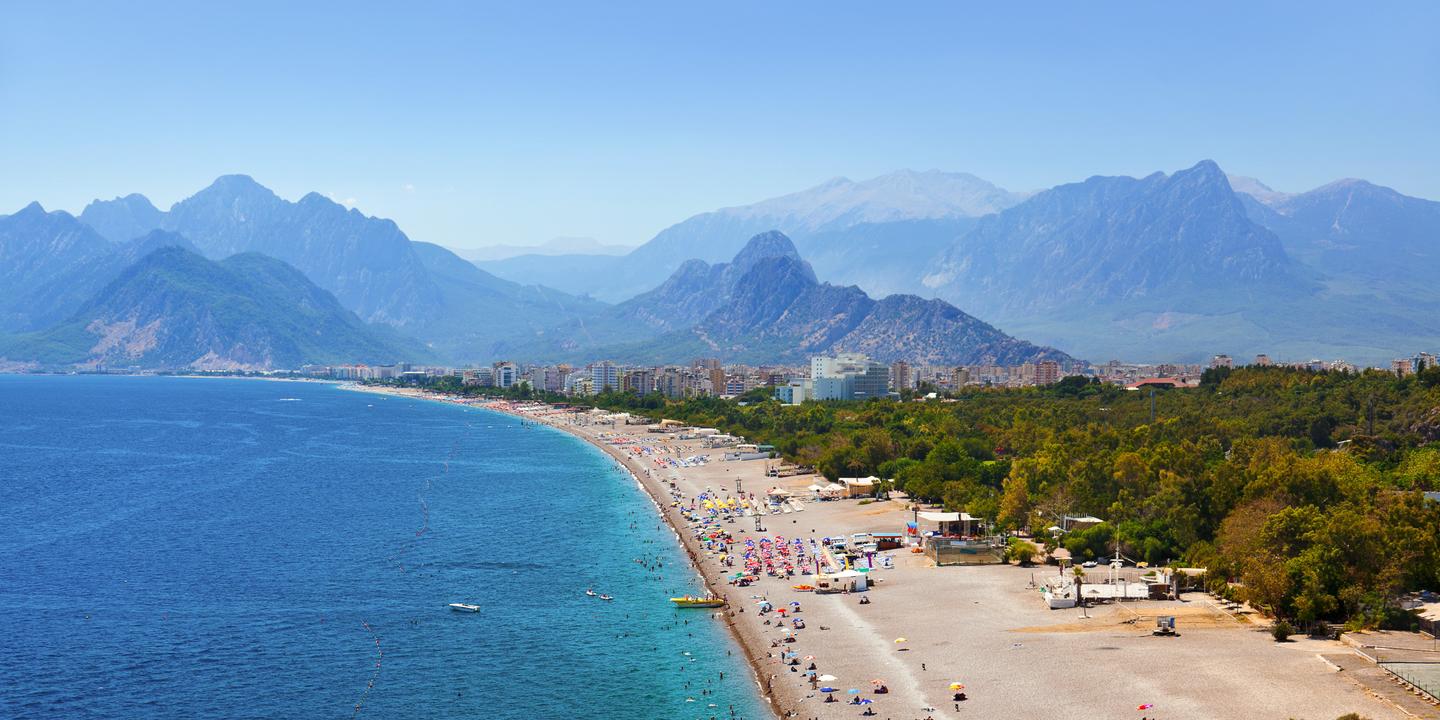 tuerkei-antalya-strand-kueste-berge-g-504125374.jpg