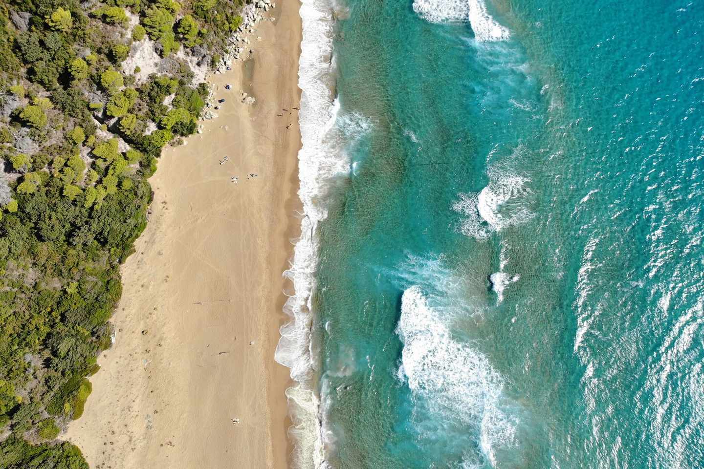 griechenland-korfu-glyfada-beach-mit-baeumen-sand-und-meer-1189228121.jpg