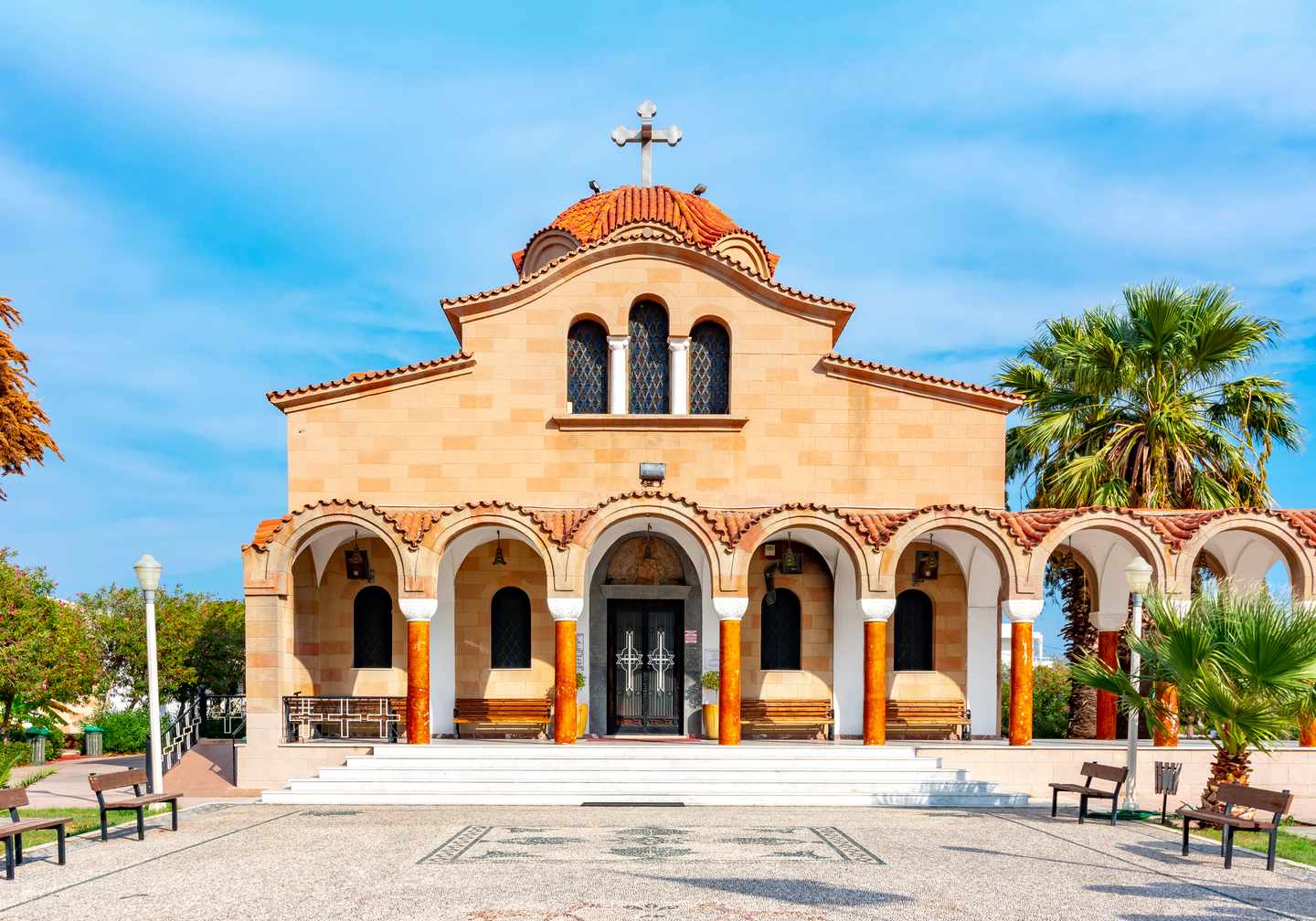griechenland-rhodos-faliraki-kirche-saint-nektarios-g-1128680226.jpg
