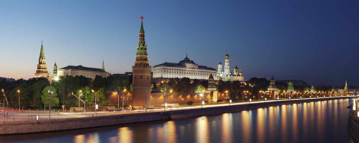 moskau-kreml-bei-nacht-t-504057525.jpg