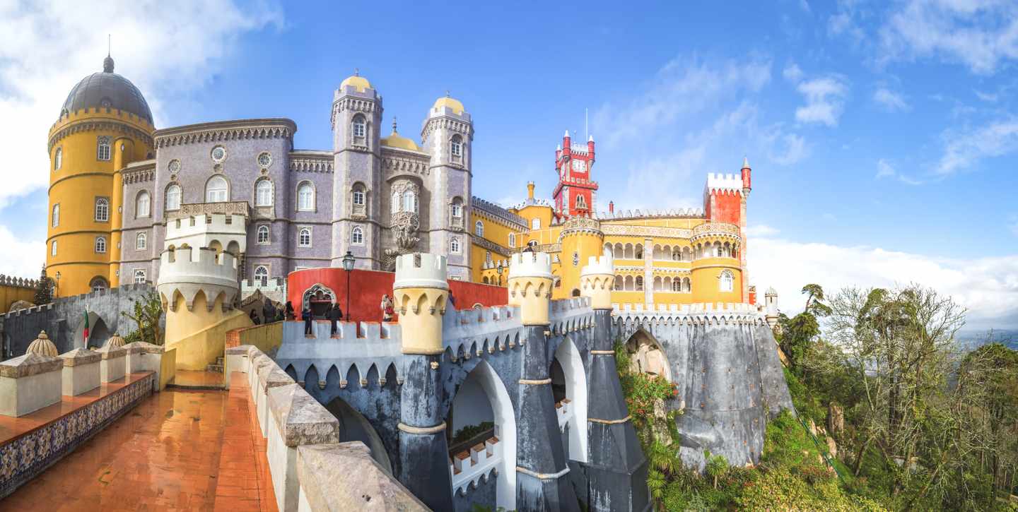 portugal-sintra-palacio-da-pena-schloss-tuerme-aussicht-s-110842795.jpg