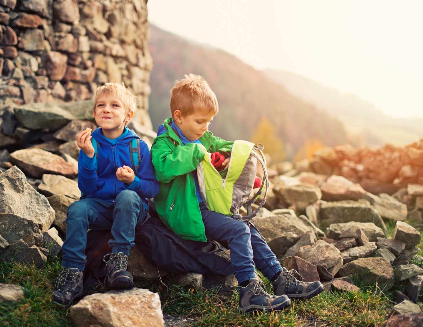wandern-kinder-familie-ausruestung-484557254.jpg
