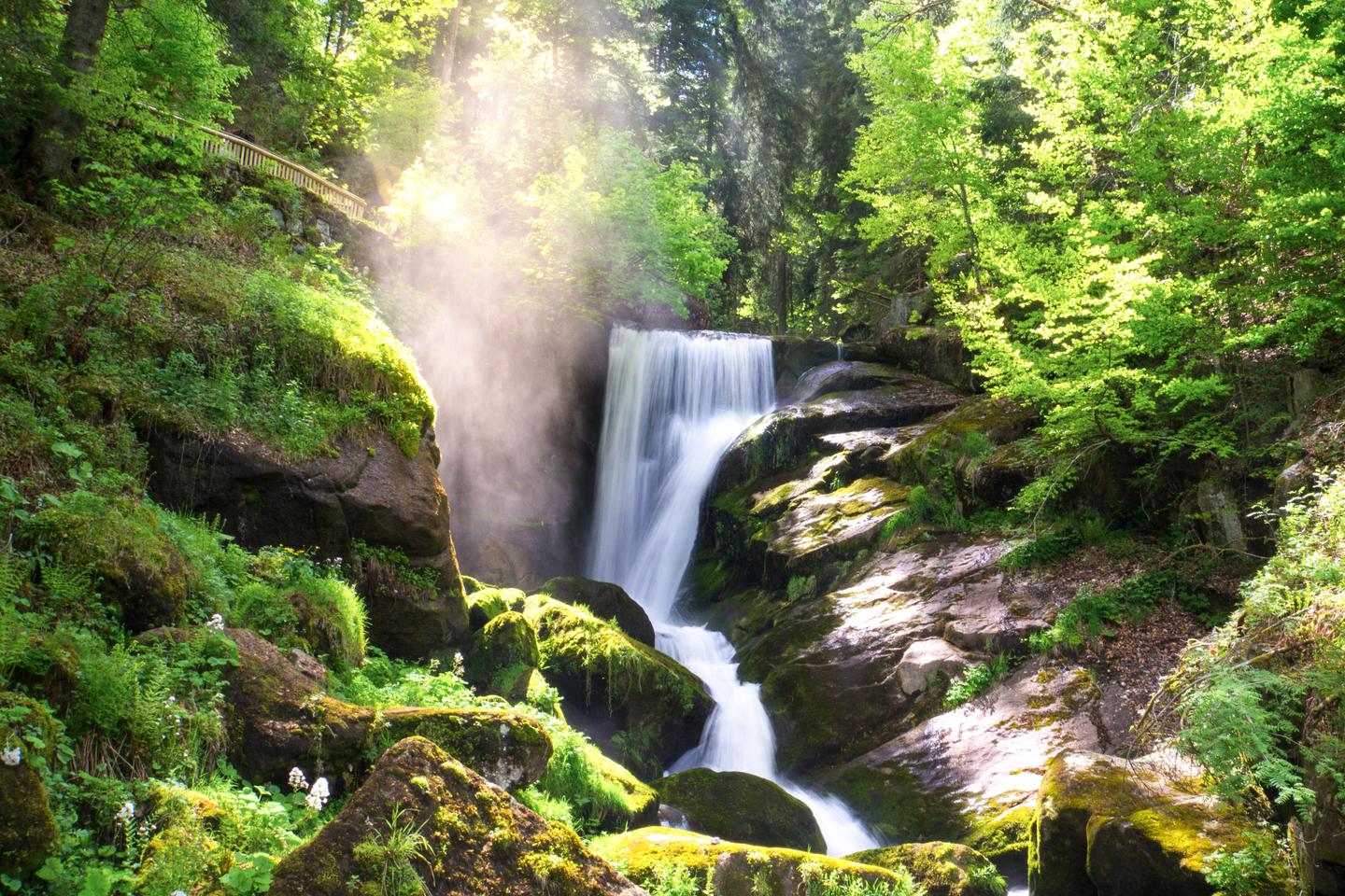 deutschland-schwarzwald-triberg-wasserfall-mit-dampf-und-sonnenschein-g-824182780.jpg