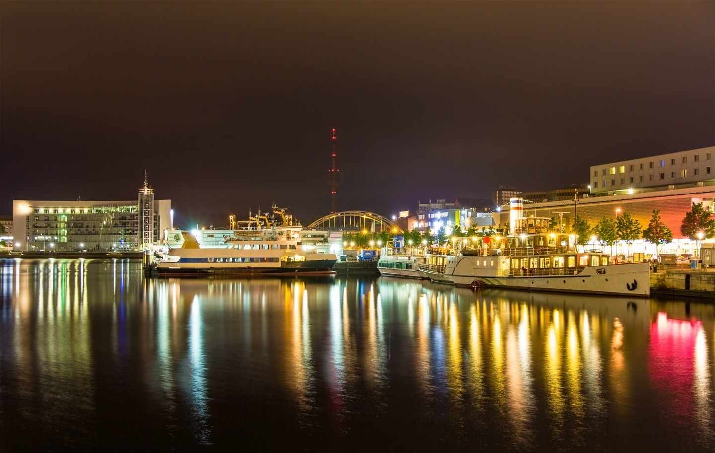 kiel-hafen-bei-nacht-t-466076964.jpg
