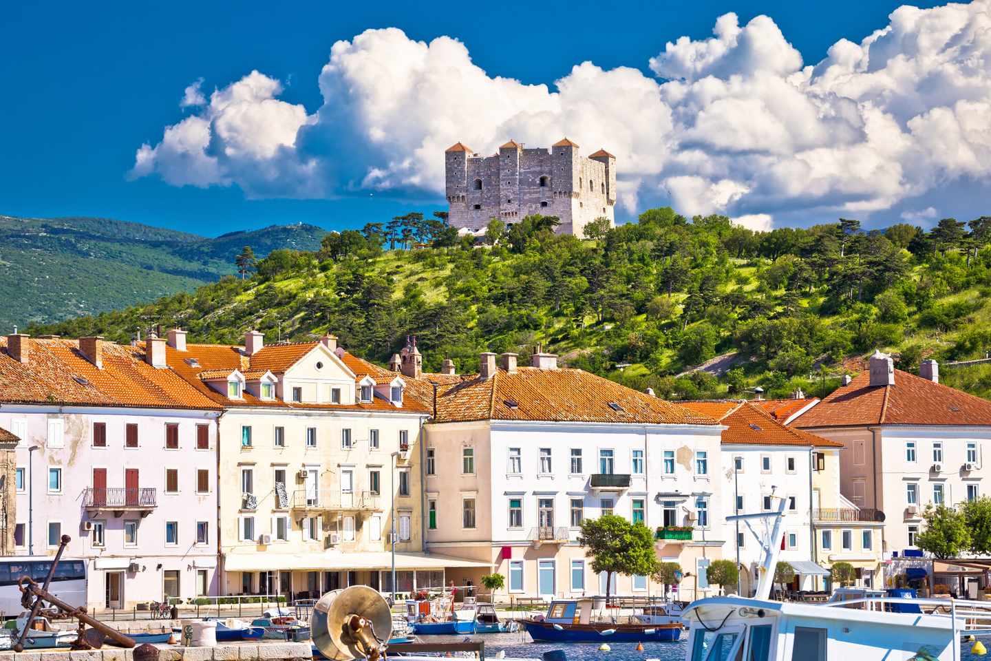 kroatien-kvarner-bucht-senj-mit-festung-nehaj-klein-g-612379332.jpg
