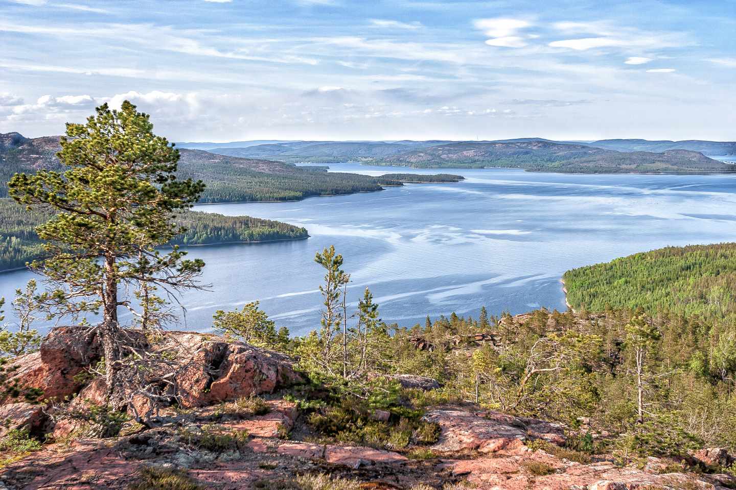schweden-mjaeltoen-blick-üeber-gebiet-von-hoga-kusten-g-1165355680.jpg
