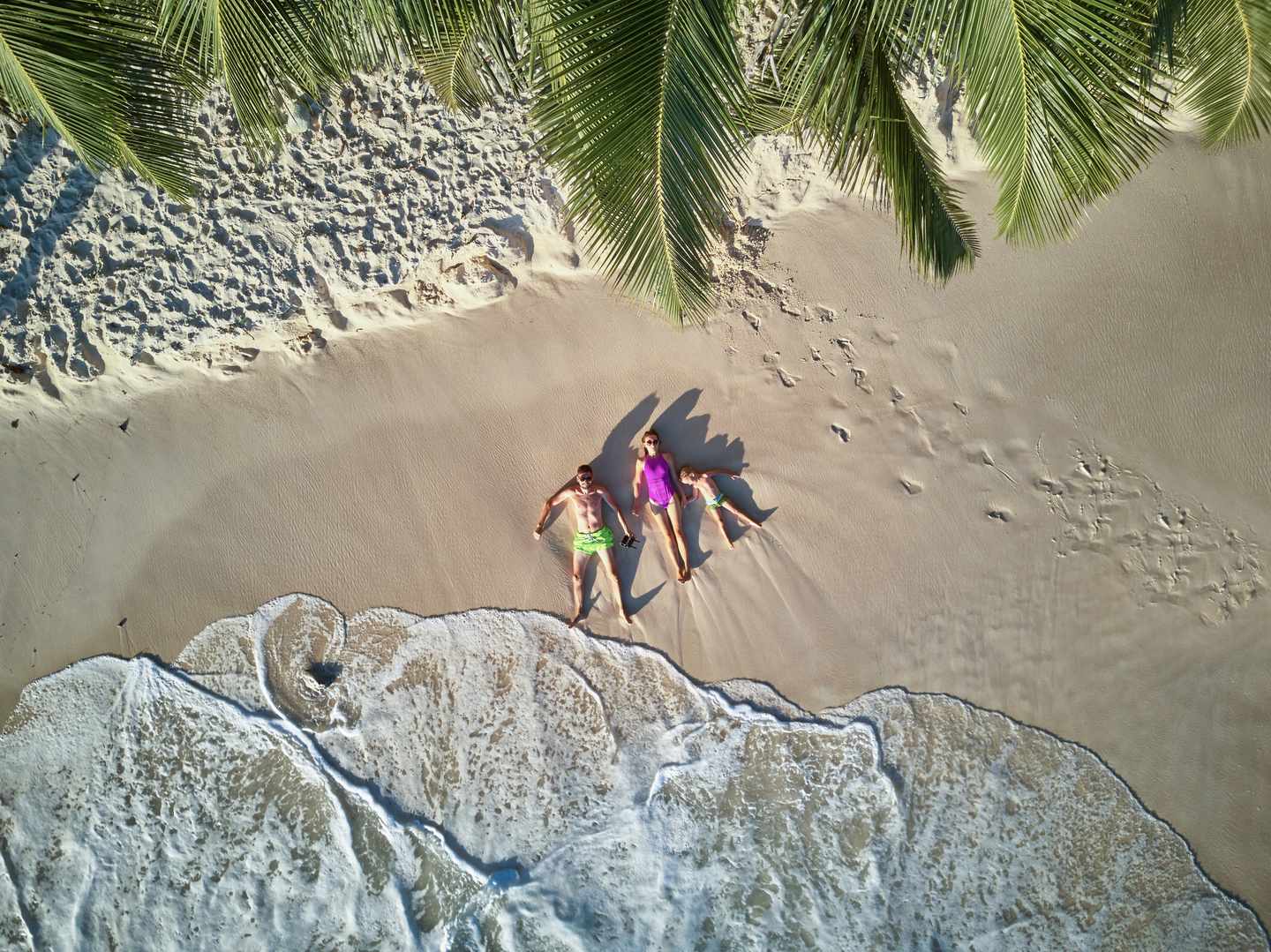 seychellen-mahe-familie-liegt-am-strand-g-1192940849.jpg