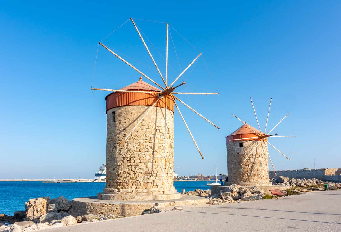 griechenland-rhodos-windmuehlen-im-hafen-von-mandraki-g-1275921399.jpg