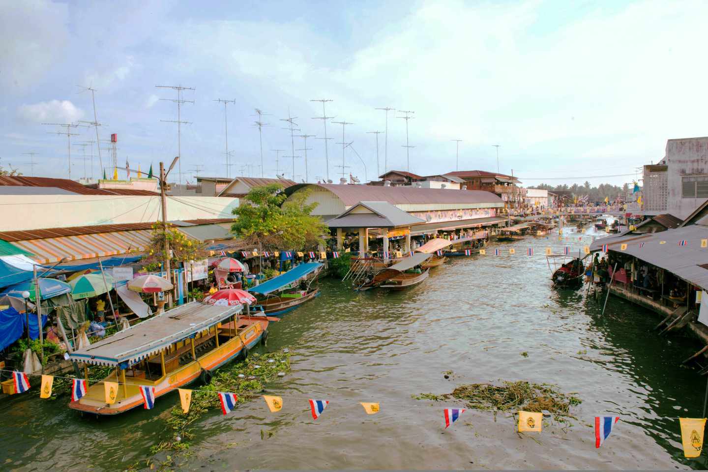 thailand-bangkok-amphawa-floating-market-boote-im-kanal-g-530517233.jpg