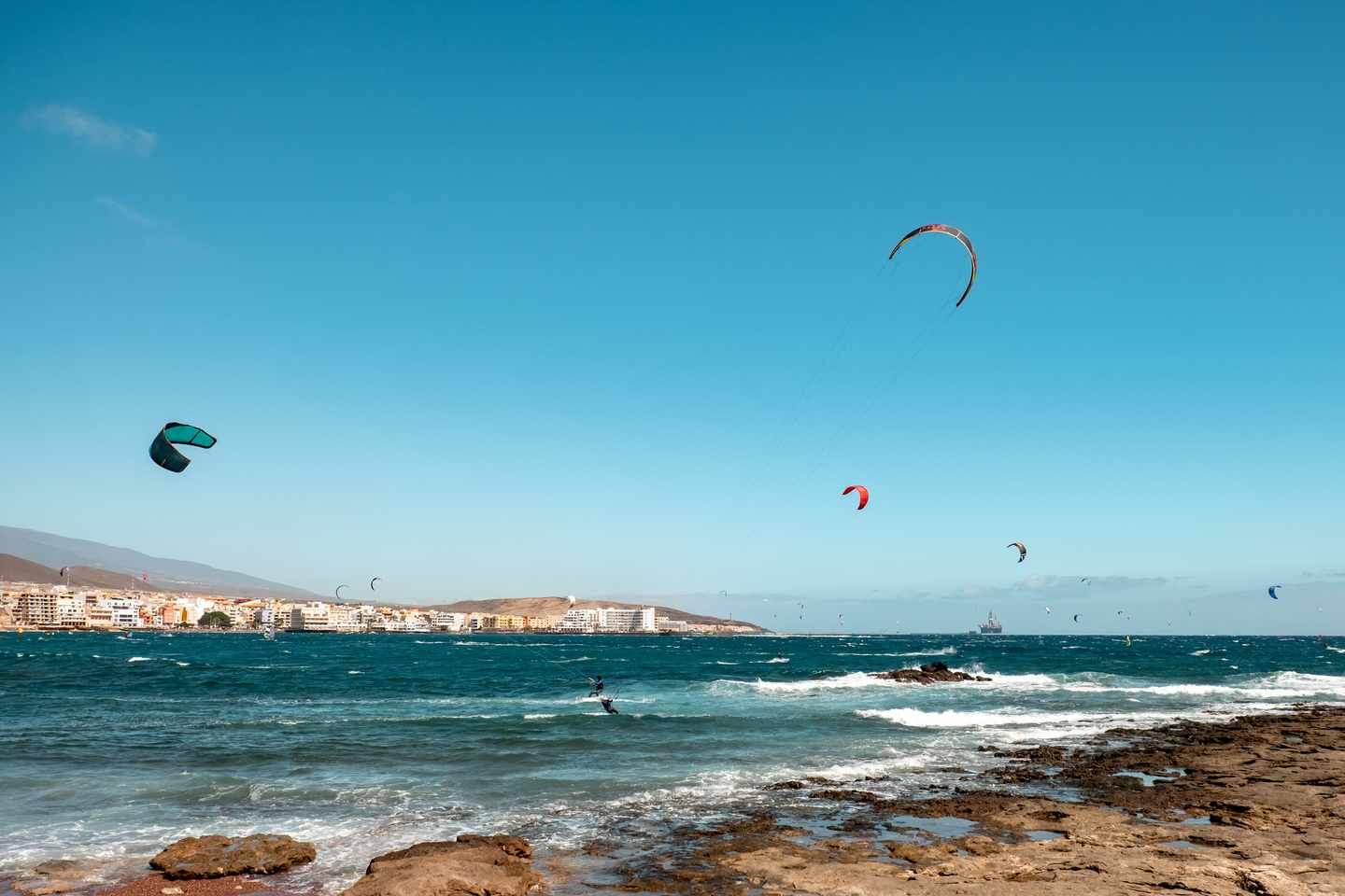 blt34bc49aebd0afbcf-spanien-kanaren-teneriffa-surfer-buch-medano-g-1393584994.jpg Surfer in der Bucht Medano