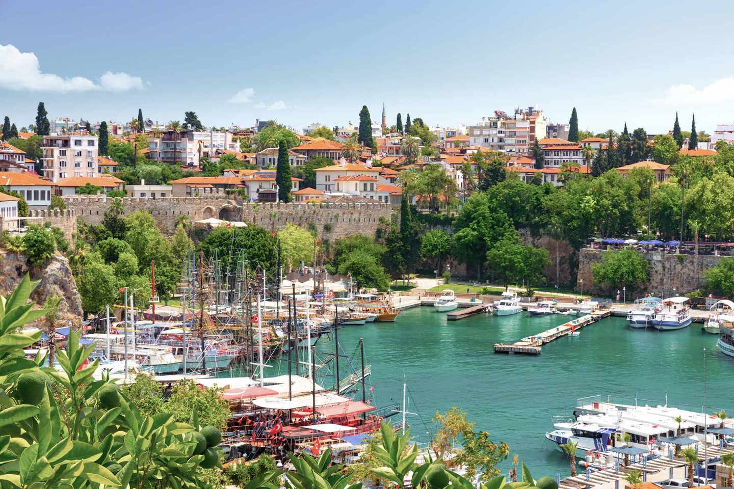 tuerkei-antalya-hafen-in-antalya-altstadt-oder-kaleici-g-1390227516.jpg