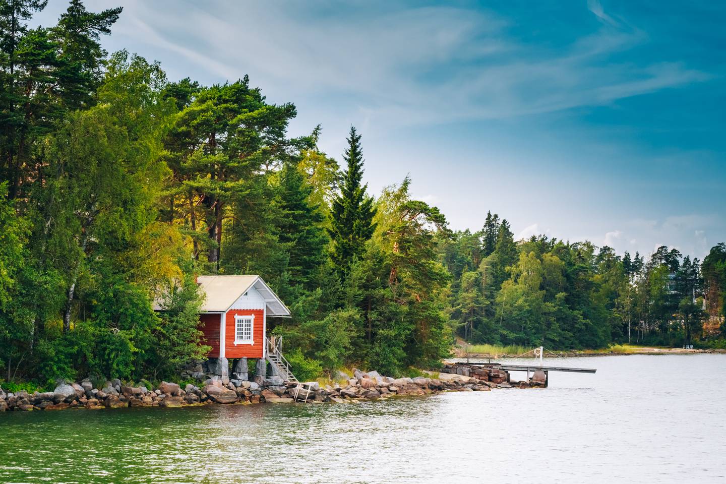 Finnland-rote-Holzsauna-g-482474914.jpg