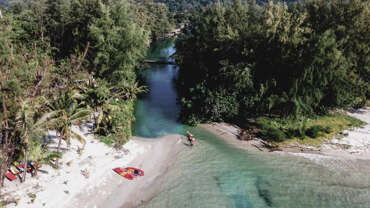 thailand-koh-chang-kajak-fahrer-auf-fluss-g-1929815286_bearbeitet.jpg