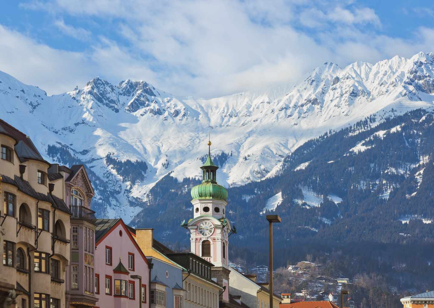 oesterreich-tirol-innsbruck-stadt vor alpenkulisse-g-500515594.jpg