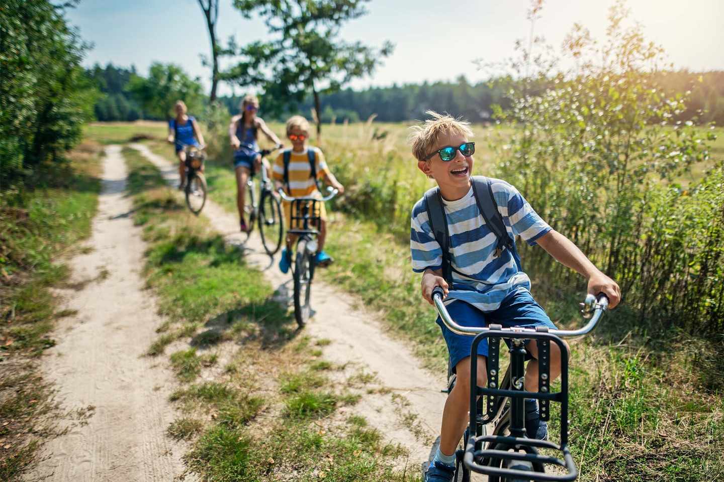 deutschland-bodensee-radtouren-gruppe-von-kindern-faehrt-fahrrad-g-1179742816.jpg