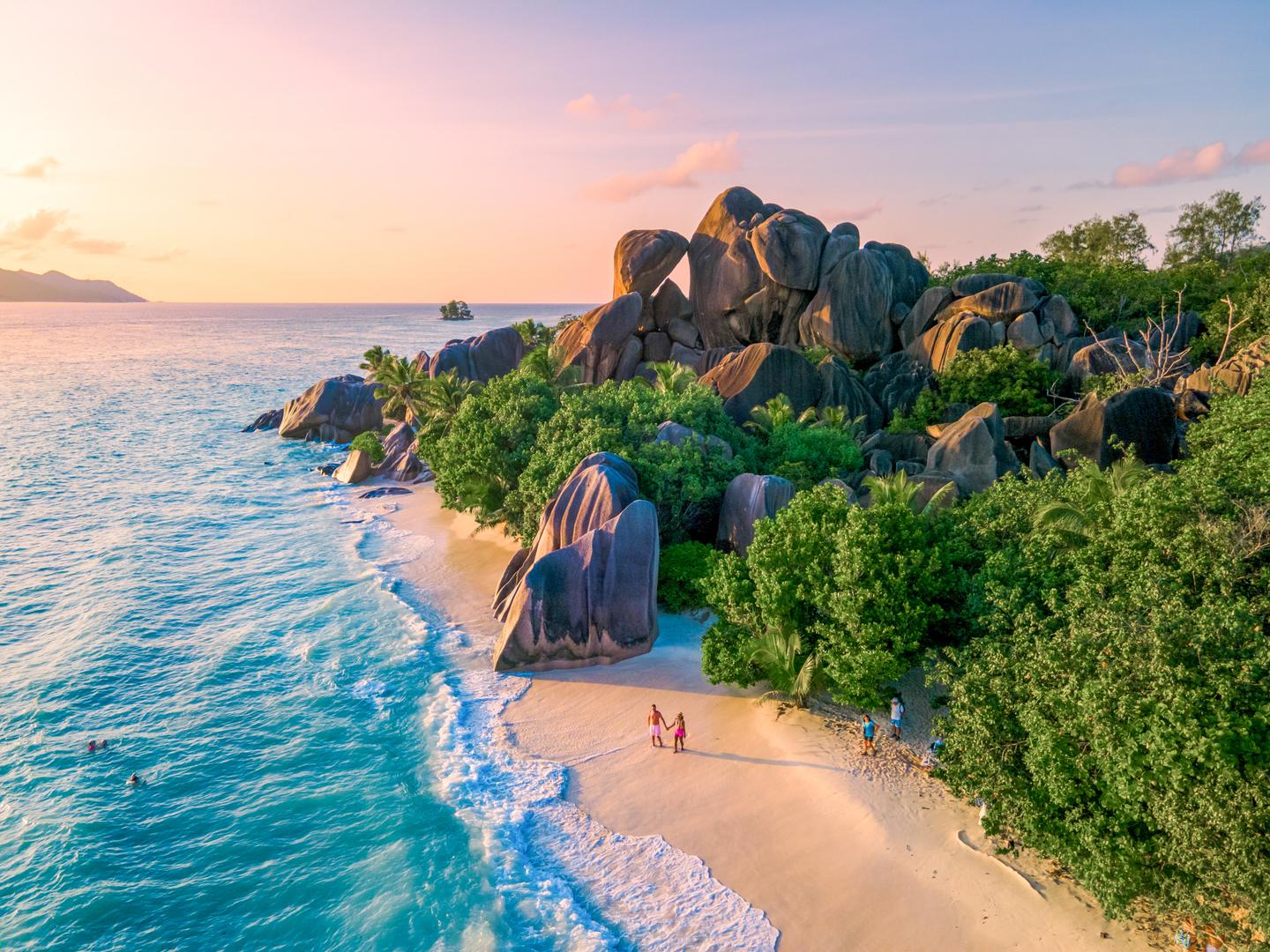blt8a9ef914b2fe0b32-seychellen-la-digue-anse-source-dargent-paar-strandspaziergang-tropenurlaub-g1412976847.jpg indischer-ozean-seychellen-la-digue-anse-source-d-argent-paar-am-strand-g-1412976847-farblich-bearbeitet.jpg