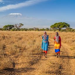 kenia-massai-frauen-kilimandscharo-g-1783651710.jpg