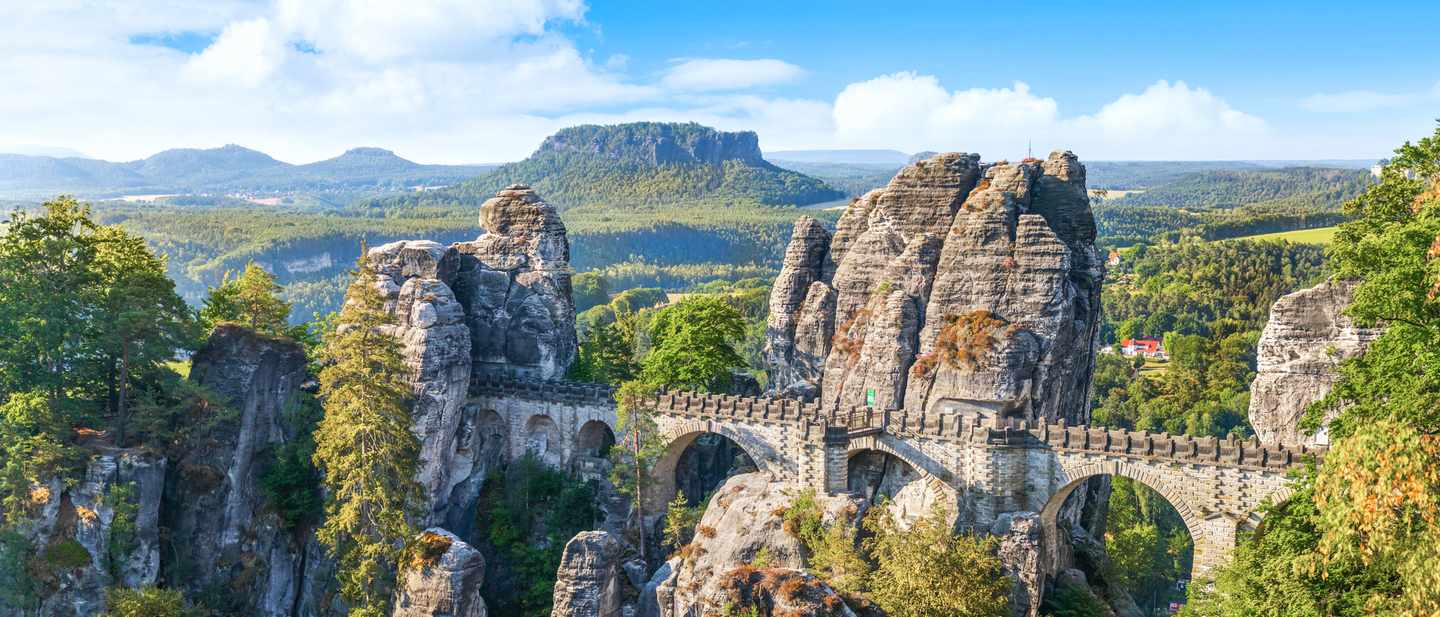 Basteibrücke zwischen markanten Sandsteinfelsen und bewaldeten Tälern in der Sächsischen Schweiz in der Nähe von Dresden