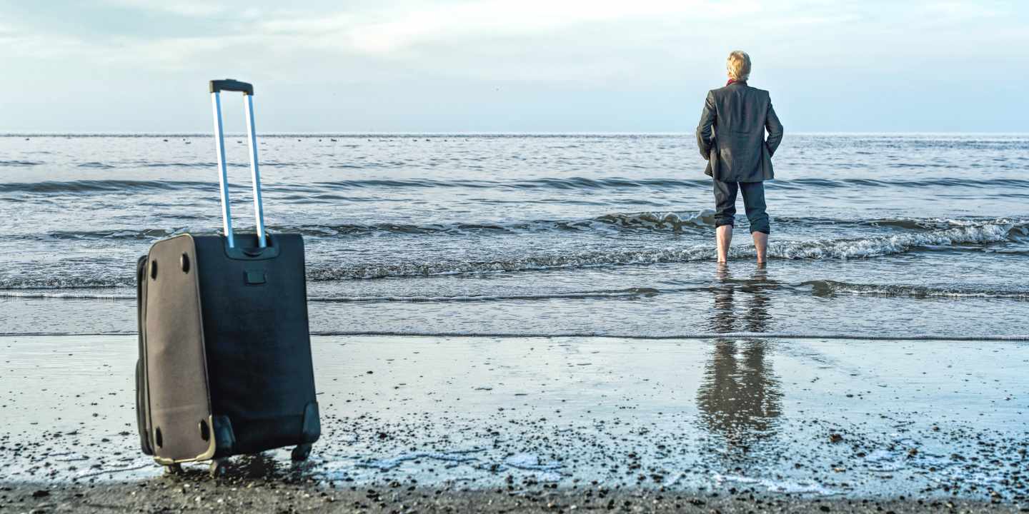 deutschland-kueste-bleisuretravel-geschaeftsmann-am-meer-g-691538018.jpg