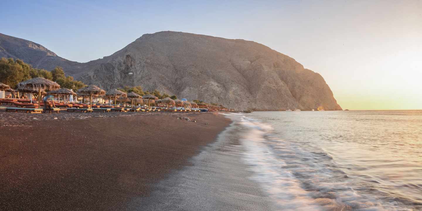 griechenland-santorini-perissa-strand-g-958693796.jpeg